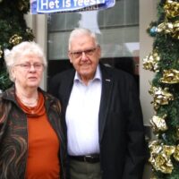 Dini en Frits onder de ereboog, huldeblijk van de buurt.
