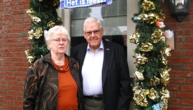 Dini en Frits onder de ereboog, huldeblijk van de buurt.