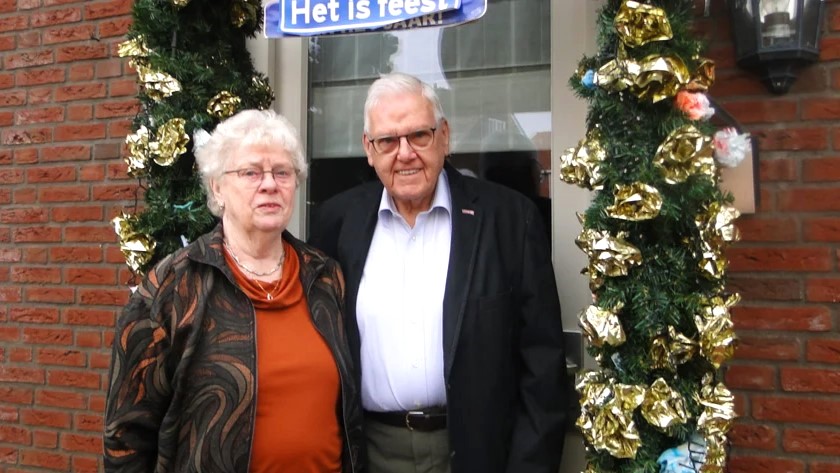 Dini en Frits onder de ereboog, huldeblijk van de buurt.